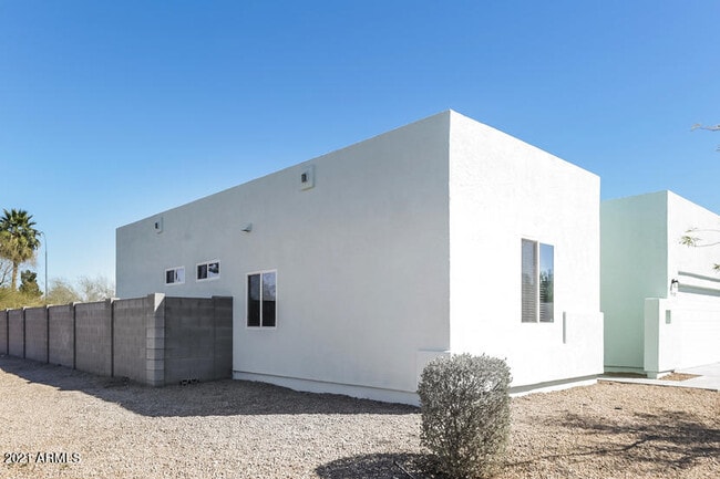Building Photo - 1530 W Grove St
