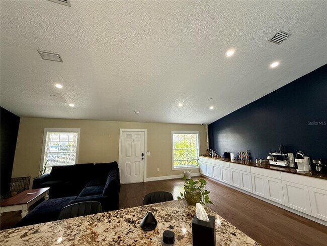 Building Photo - 42 Renworth Ln