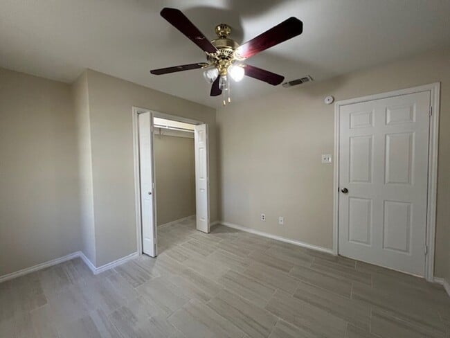 Building Photo - Cross Country Subdivision