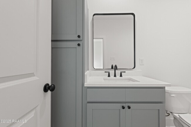 Building Photo - 208 Steiner Oaks