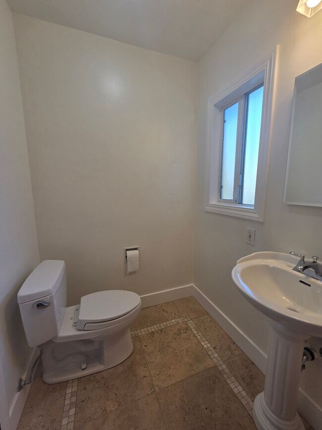 Building Photo - West Side Petaluma Gem- Beautiful 3 bedroom 2 bathroom