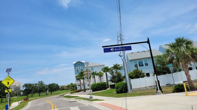 Building Photo - Annual Turnkey furnished renovated 1/1 dow...