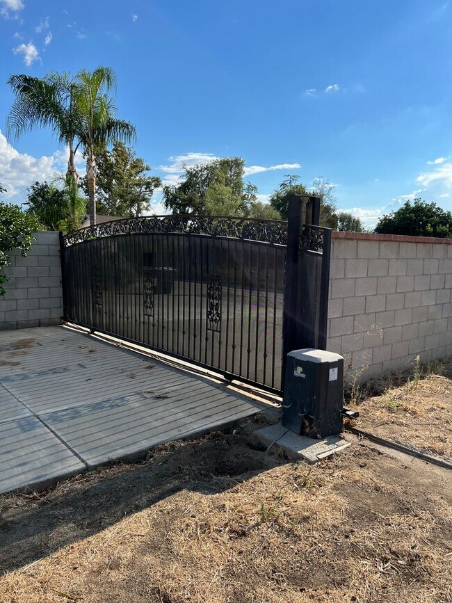 Building Photo - Northwest Bakersfield Home