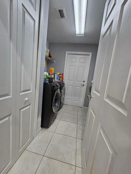 Building Photo - 5721 NW Alcazar Ter