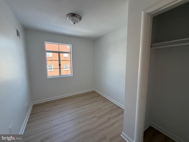 Building Photo - 1304 S Walter Reed Dr