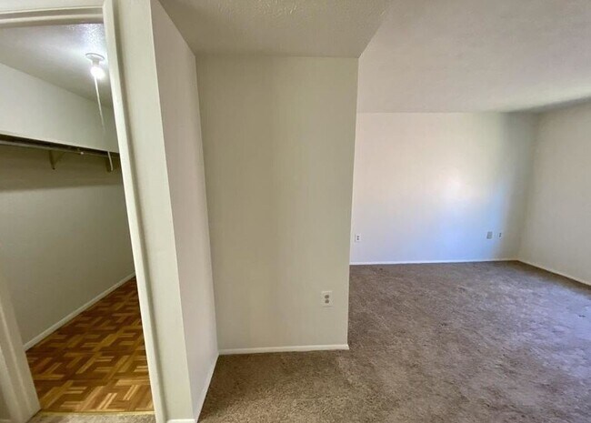 Building Photo - "Charming 2-Bed Condo Retreat with Modern Comfort in Imperial, PA!"