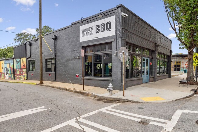 Building Photo - Designer Townhome Walking Distance to Summ...
