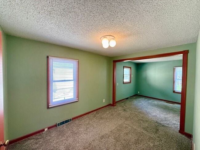 Building Photo - 2 Bed / 1 Bath House with lots of Features...