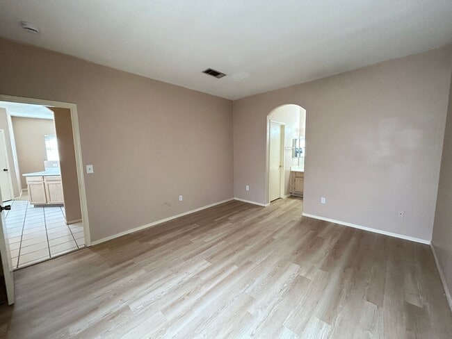 Building Photo - 1-Bed 1-Bath Condo in Guard Gated Community!