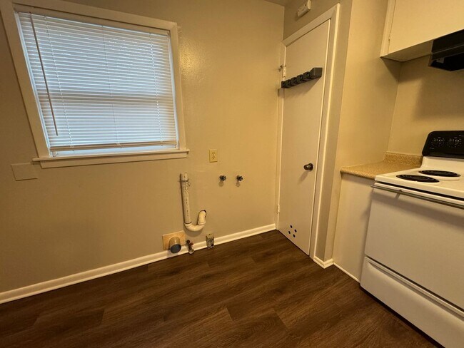 Building Photo - VINYL FLOORS, FENCED YARD 3 Bedroom Near 21st & Yale!