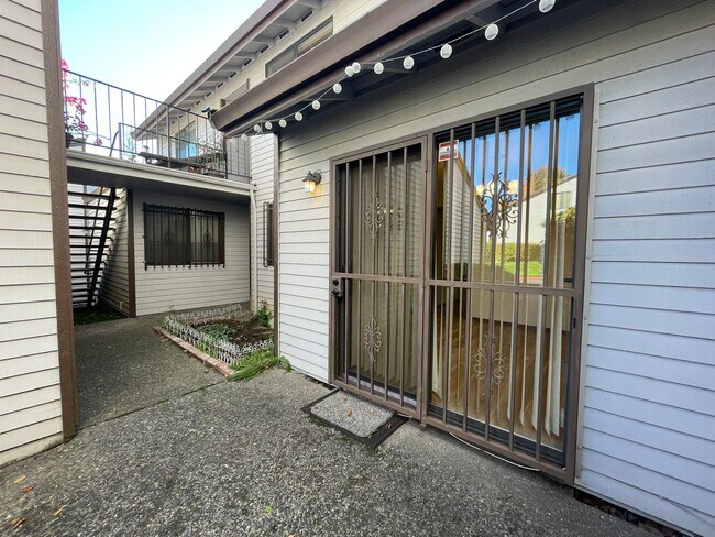 Building Photo - 2Bd/2Ba Unit Located in a Lovely Private Neighborhood in Happy Valley ~ Detached Garage, Washer &...