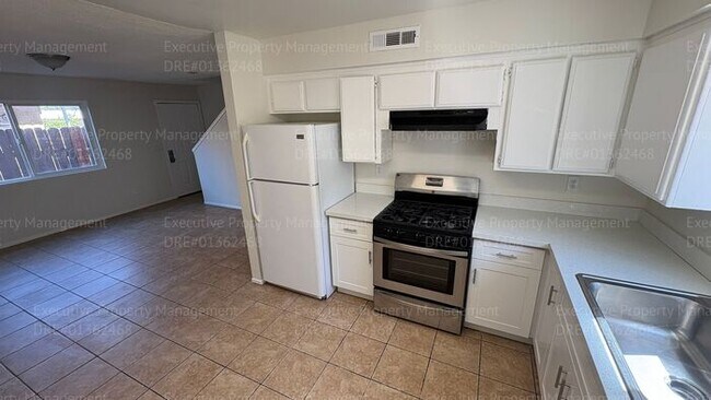 Building Photo - 2 bedroom 1.5 bathroom townhouse located in East Bakersfield Move In Special on Approved Credit