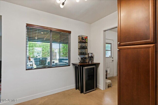 Building Photo - 2224 E Sells Dr