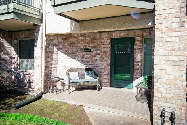 Building Photo - 3805 Landmark Dr