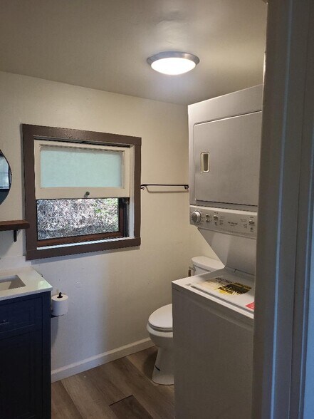 bath with stackable W/D - 703 N Walnut St