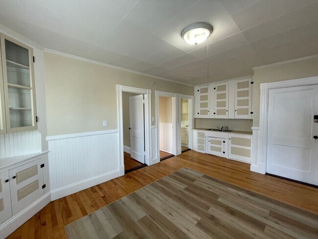 Building Photo - 68 Laval St