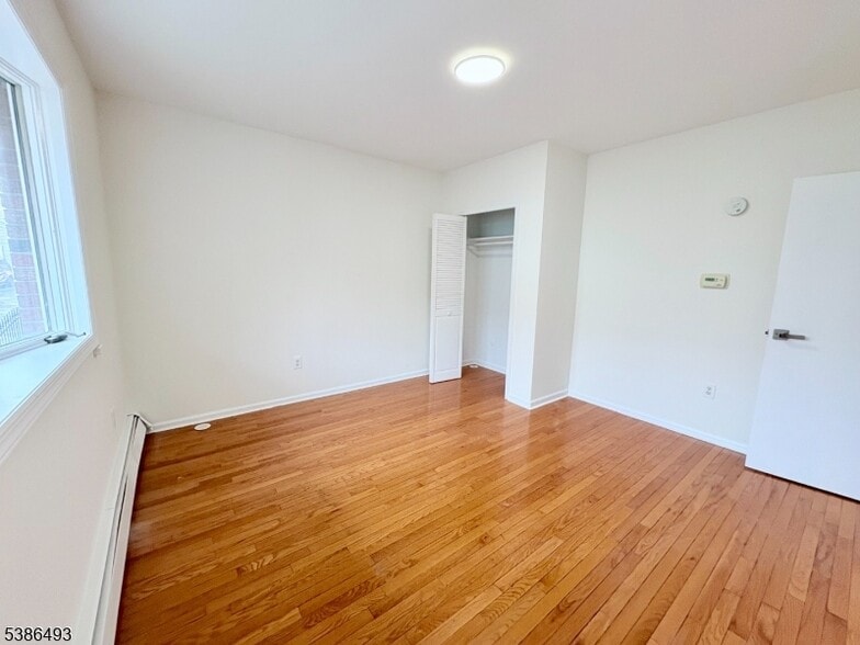 Building Photo - 82 Elm St