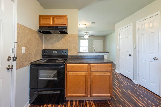 Building Photo - 2 bed, 1 bath in great location - move in ready!