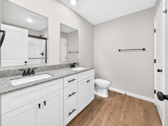 Building Photo - 585 Bailiwick Dr