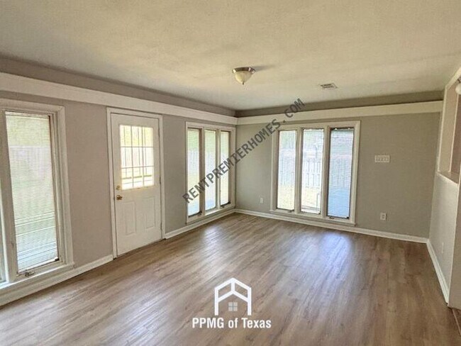 Building Photo - 1000 Lessel Dr