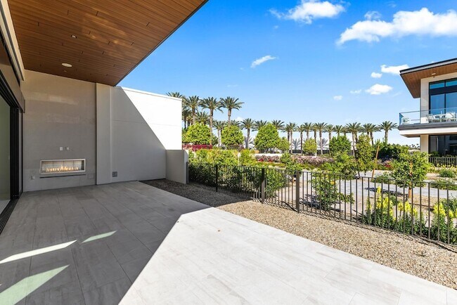 Building Photo - 6587 N Palmeraie Blvd