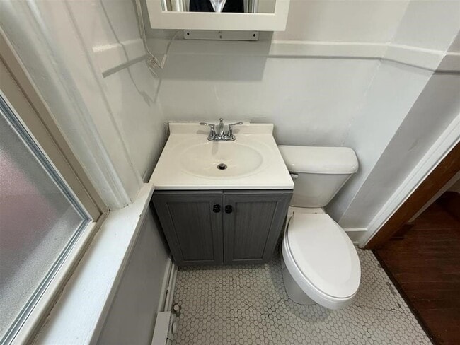 Building Photo - 10 Howard Pl