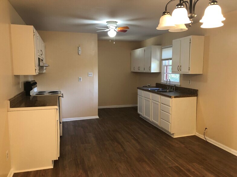 Building Photo - 1846 Colony Dr