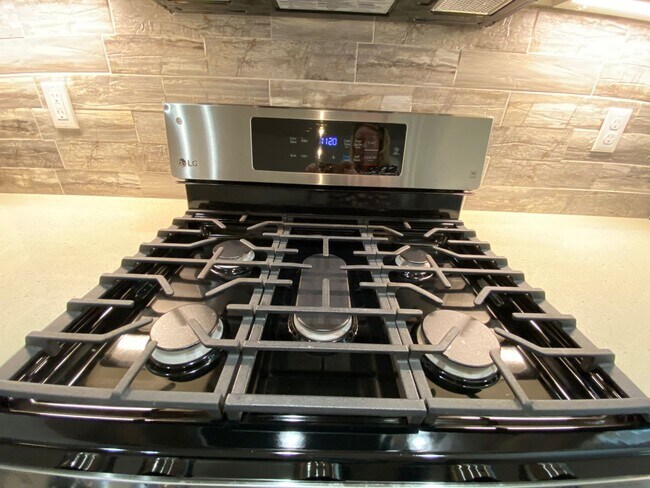 Building Photo - Lovely Single Level 3 Bed 2 Bath Home in M...