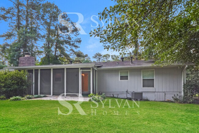 Building Photo - The living is easy in this 3 bedroom, 2 ba...