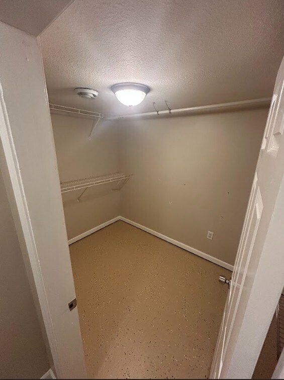 Building Photo - 2245 Pinewood Dr