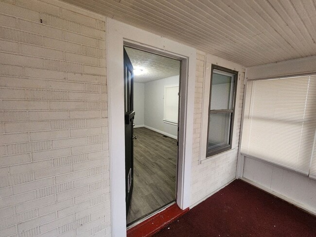 Building Photo - Adorable 2 bedroom 1 bath with spacious closets, detached garage, and updated floors!!