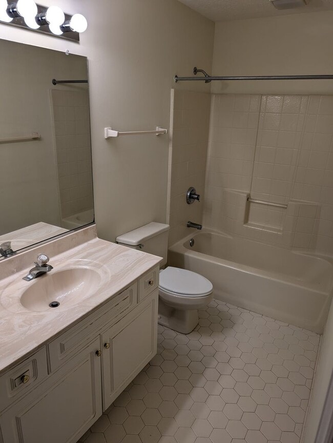 Building Photo - Spacious Home in Longhill Gate