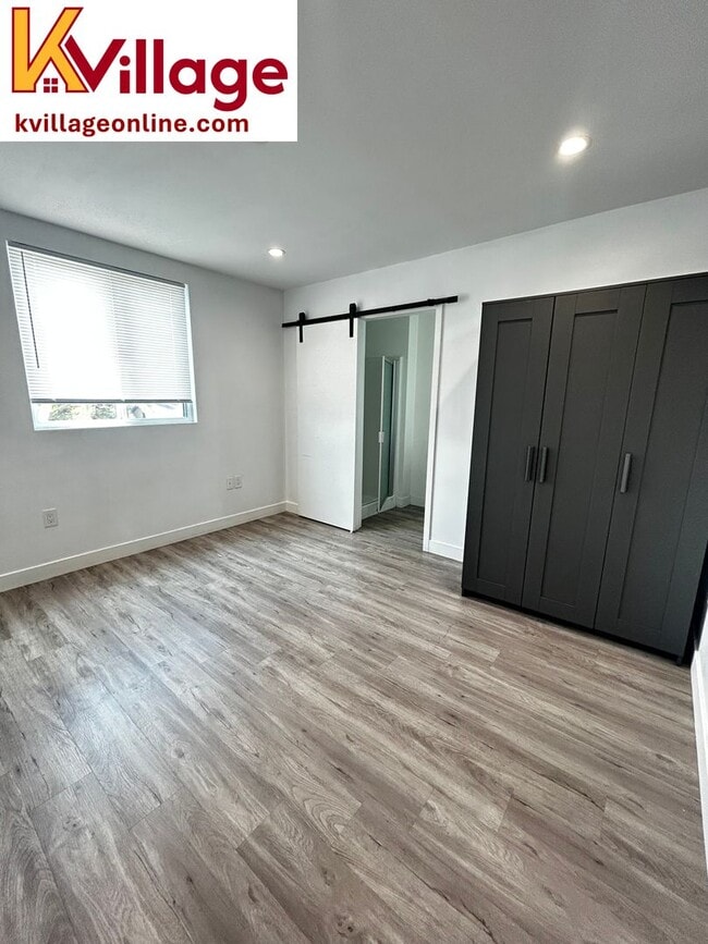 Building Photo - 1528 1/2 W 36TH PL - 304 (unfurnished)