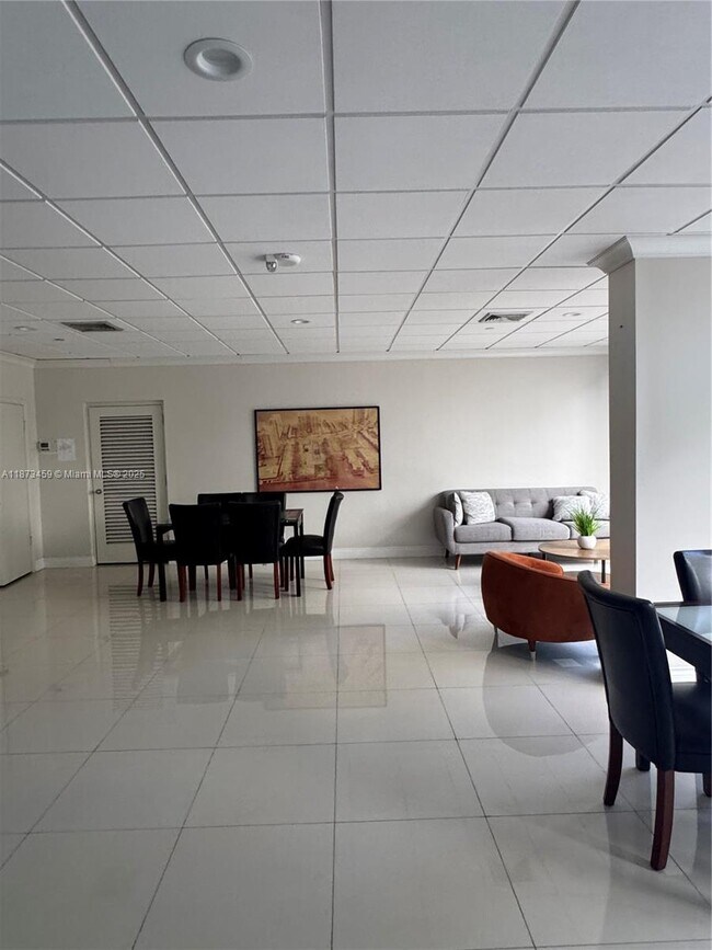 Building Photo - 2049 S Ocean Dr