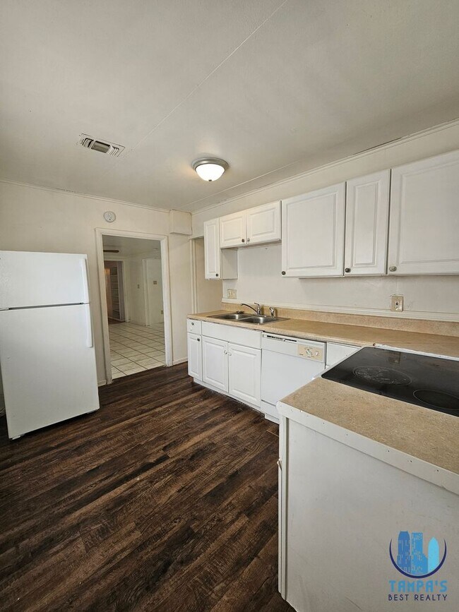 Building Photo - Spacious 3 Bedroom, 2 Bath home with a 2 CAR Carport near down St. Petersburg *Available Now*