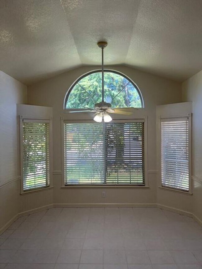 Building Photo - BEAUTIFUL HOME WITH POOL IN ROSEVILLE!