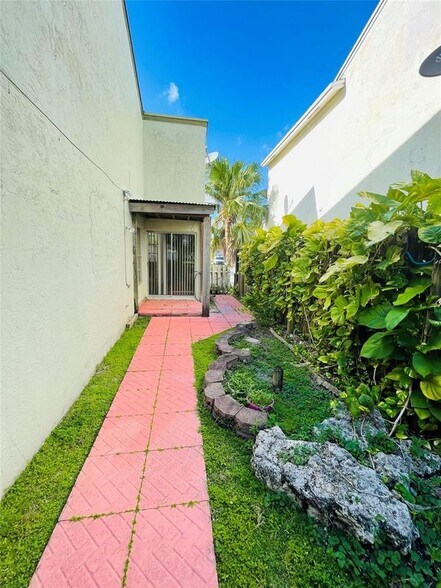 Building Photo - 13976 Langley Pl