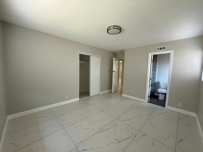 Building Photo - 11092 S Dallas Dr