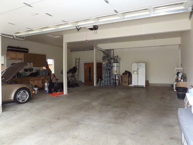 Building Photo - Gorgeous 3 bedroom, 2.5 bath in "Eagle Hei...