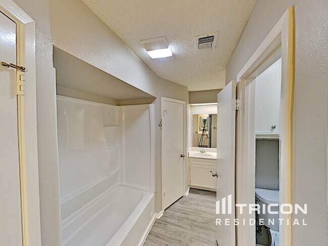 Building Photo - 9941 Farmington Dr