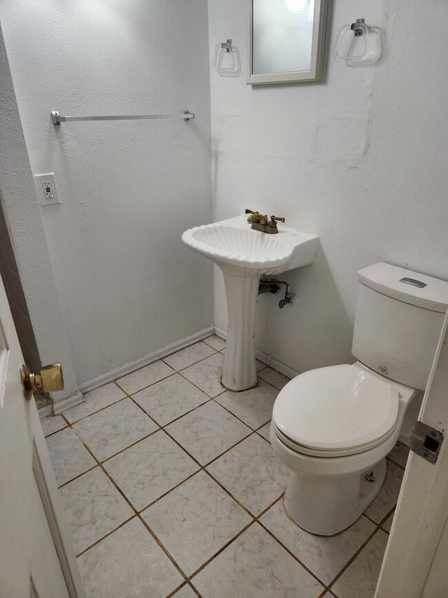 Building Photo - Gorgeous 4 bed/2 Bath home for rent $500 Off 1st Month Rent