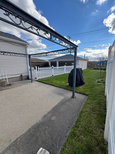 Fenced yard - 249 Dunlop Ave