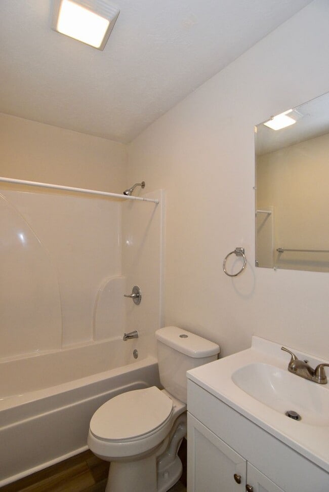 Building Photo - Recently Renovated 3 Bedroom House - Section 8 Welcome