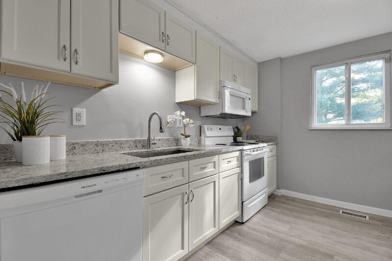Building Photo - 3102 Dewbourne Dr