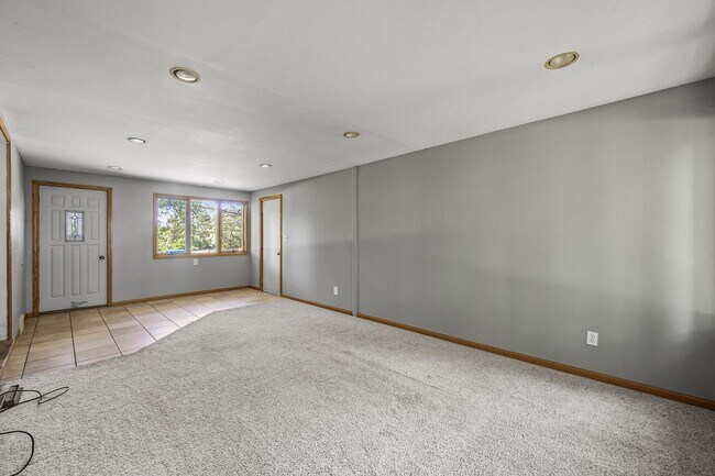 Building Photo - Gorgeous Shoreview House 3BR 1 Bath  Available Early May!