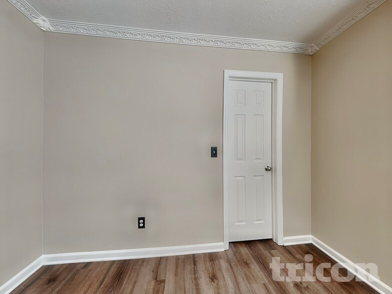 Building Photo - 2002 Dundee Way