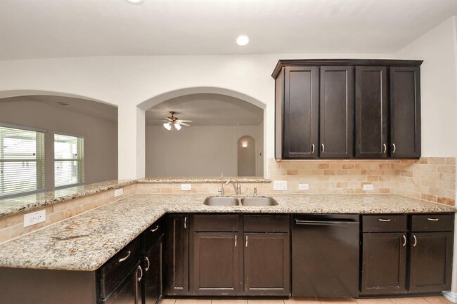 Building Photo - 122 Persimmon Dr