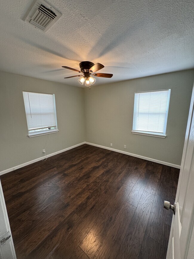 Building Photo - 115 Plainview Dr