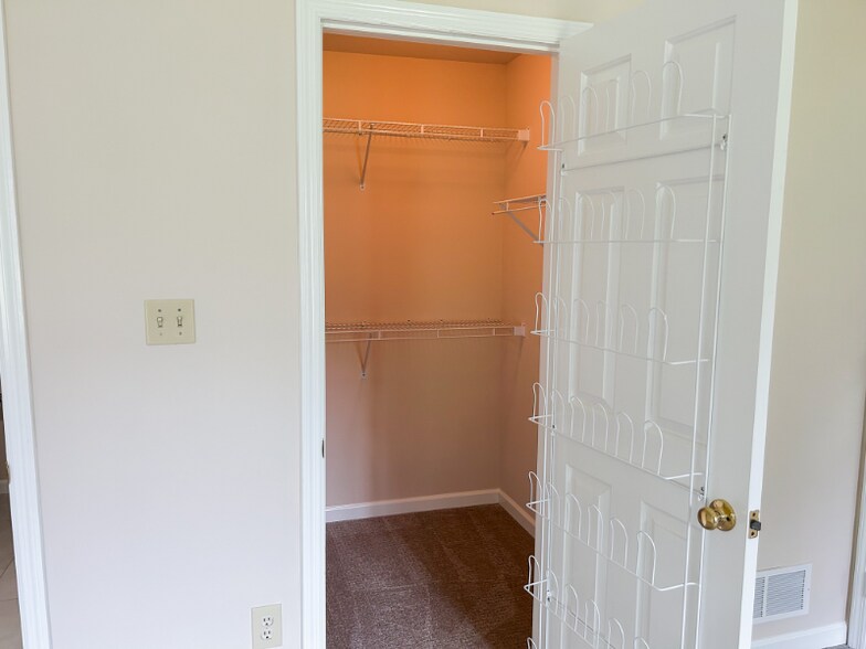Building Photo - 21 Oakgrove Ln
