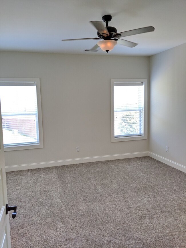 Building Photo - 4 Bedroom Townhome - Lenox Creekside